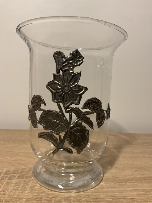 Jarra em vidro transparente com aplicações em estanho feitas à mão