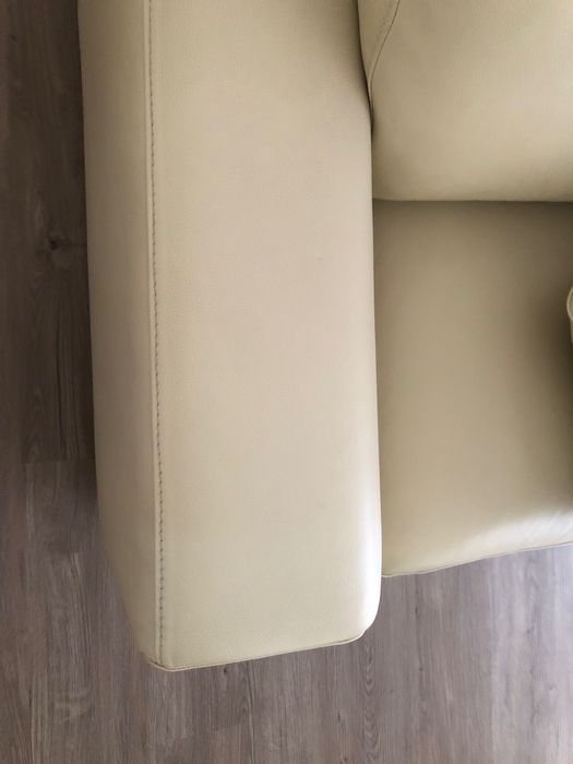 Sofá de 2 lugares, em pele