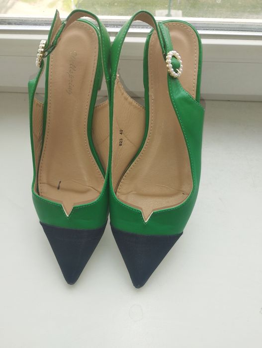 Продам женские босоножки