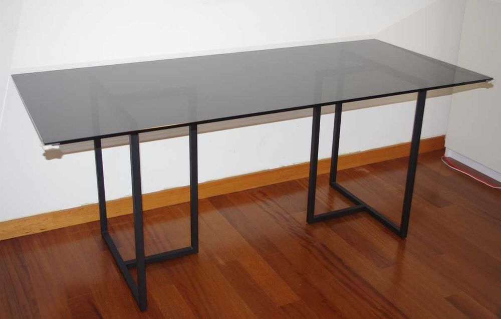 Mesa ou secretária Habitat com tampo em vidro temperado cinza