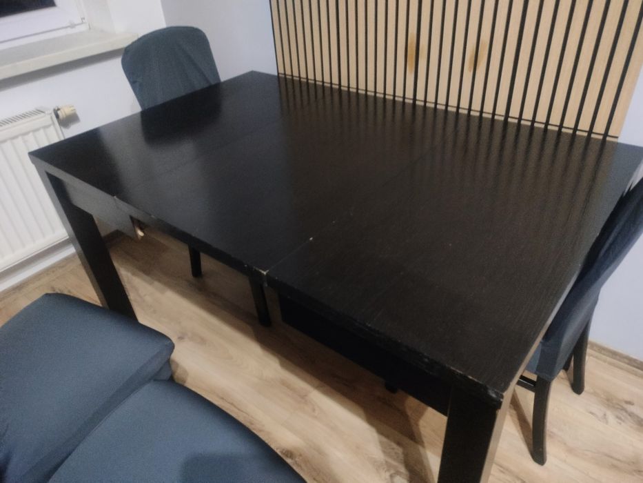 Sprzedam stół z czterema krzesłami