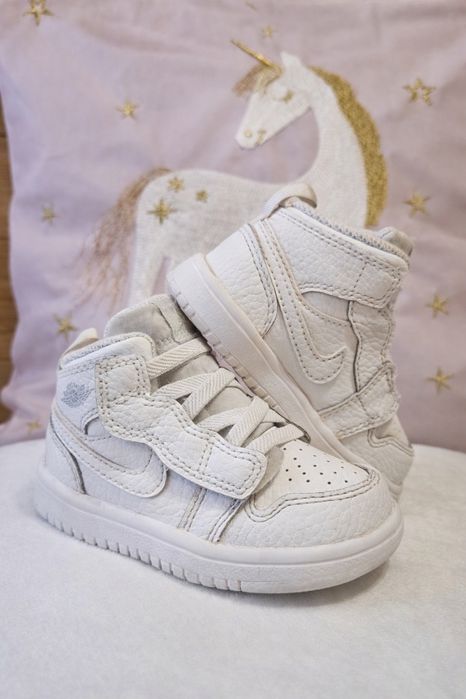 Дитяче взуття на дівчинку