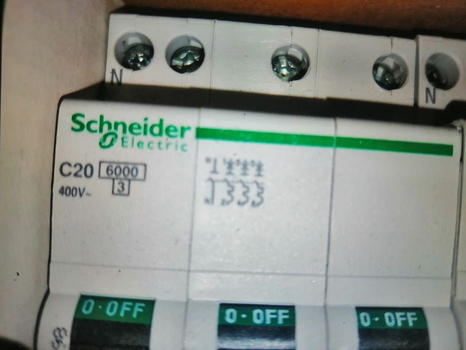 Vários disjuntores novos