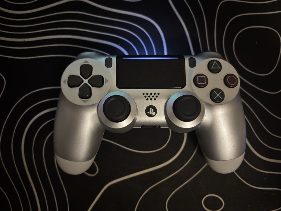 Продам терміново Джойстик Sony DualShock 4 для PS4, вживаний, срібний