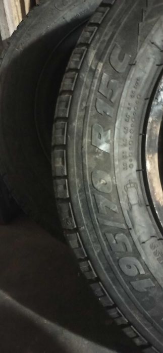 Продаю Срочно !!Не дорого пару шин и запаску стояли на Т4 бусе