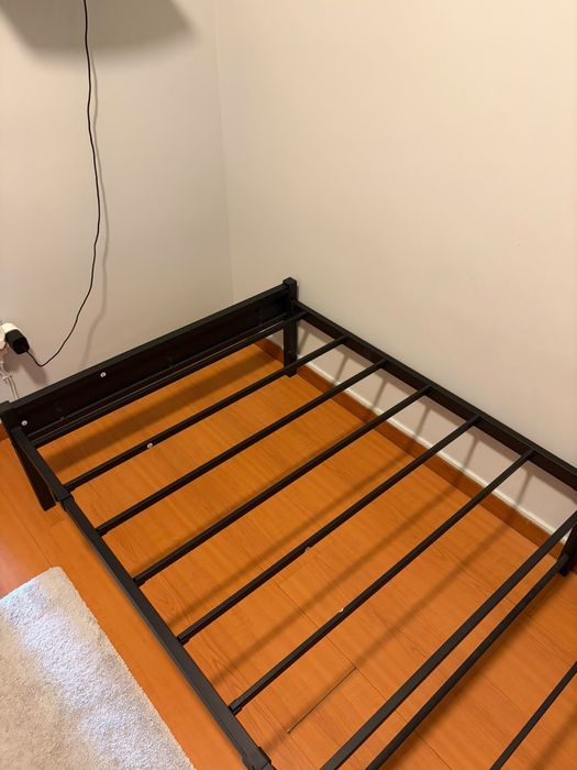 Cama com estrutura de metal