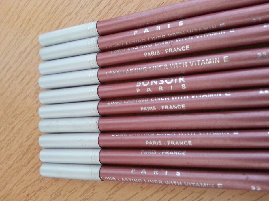 Продам косметические карандаши для губ и глаз.