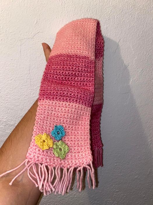 Cachecol em tons de rosa com flores para criança