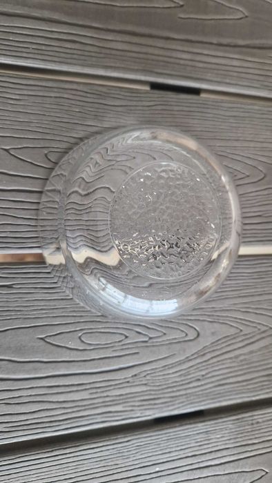 Taça pequena de vidro transparente
