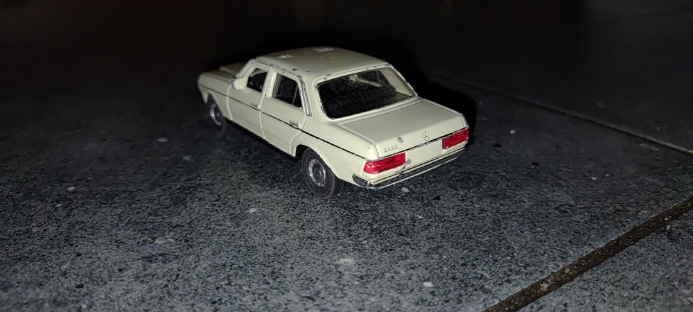 Model Mercedes Benz E-CLASS 1:43