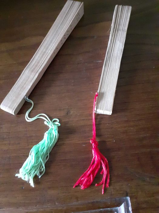 1 máquina tira borbotos, 1 cx Caldas, 2 leques e 2 decorações natal