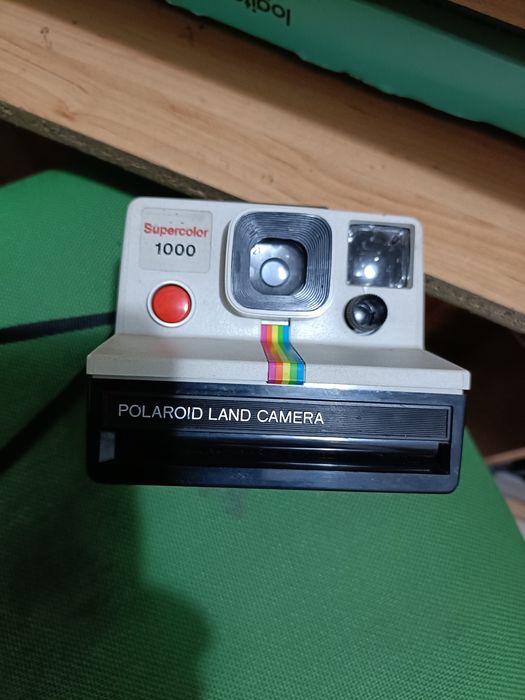 Máquina fotográfica e termômetro