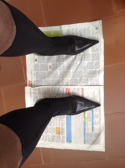 Botas pretas altas da Charles número 36