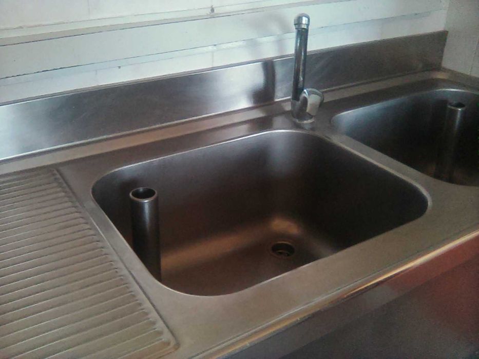 mesas com uma e duas cubas em inox