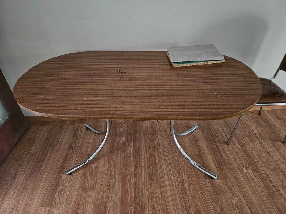 Mesa oval antiga