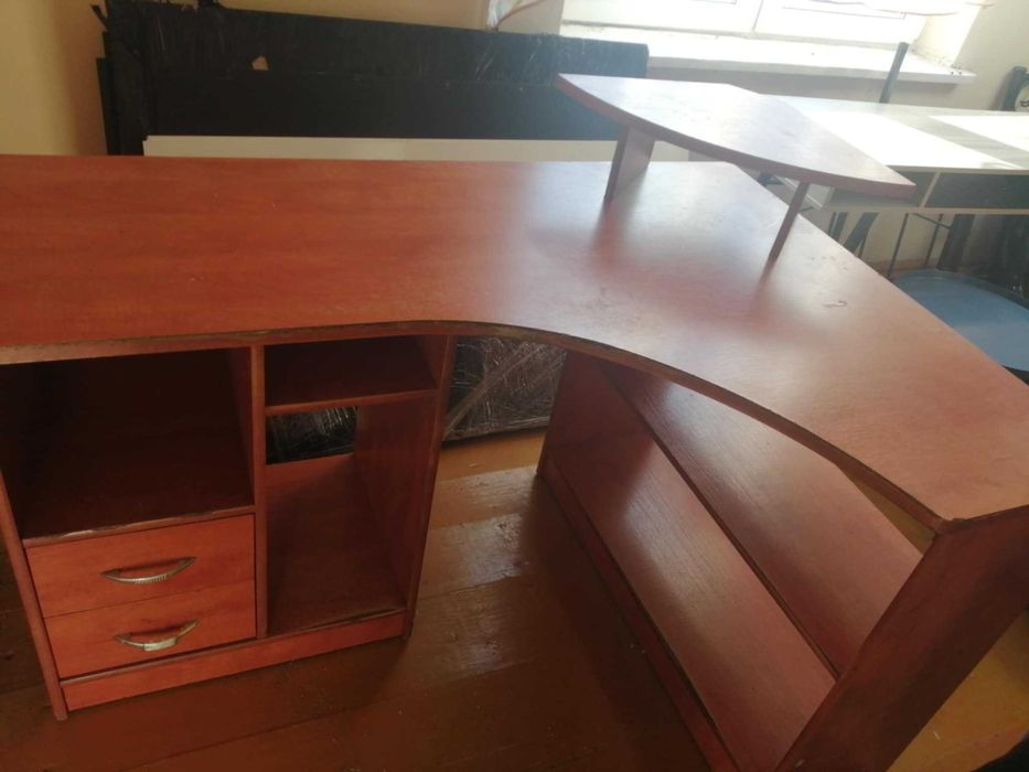 duże biurko komputerowe