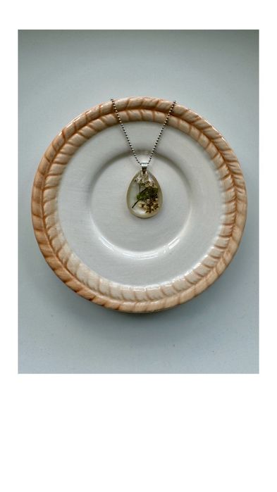 Zawieszka „brindille fleurie” biżuteria handmade żywica srebro