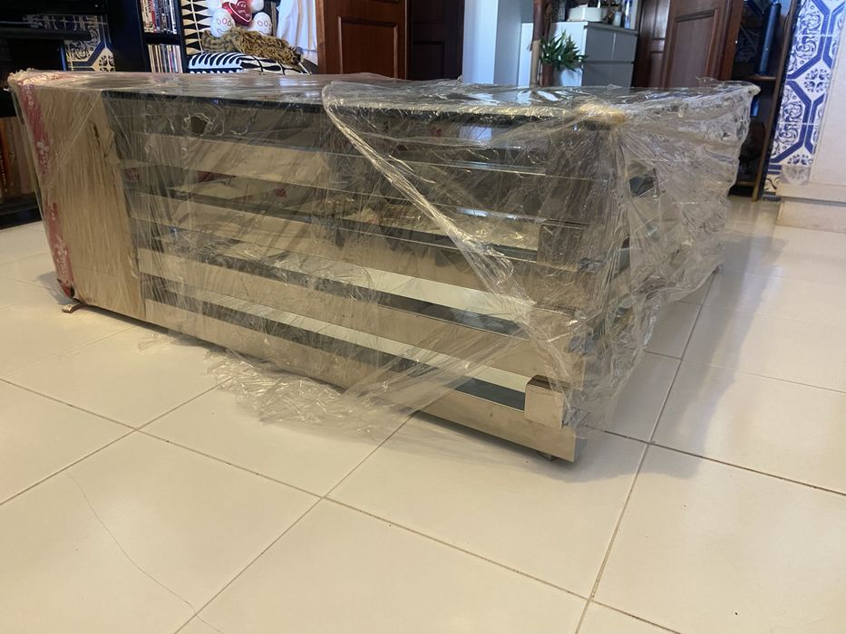 Mesa de centro em aço e vidro temperado