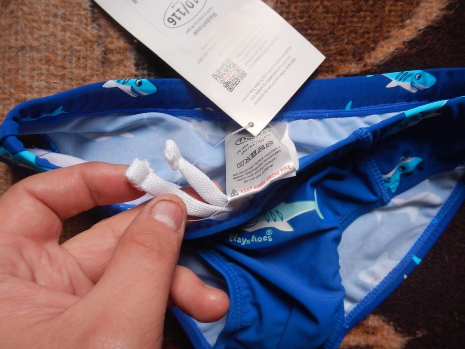 Wyprzedaż->Slipy kąpielowe chłopięce  r. 110/116 niebieski z rekinami