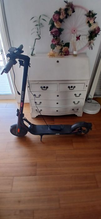 Trotinete navee v40i pro 2025