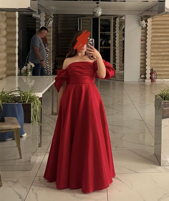 Червона випускна сукня