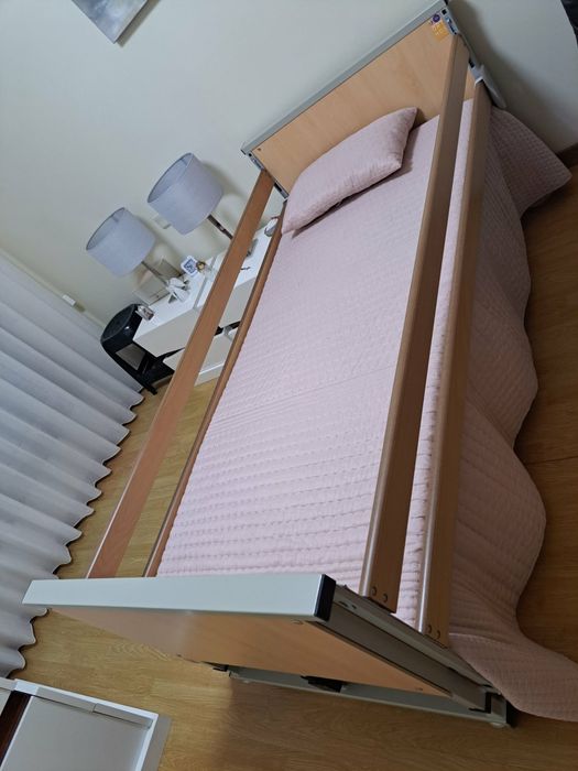 Cama articulada como nova. Foi comprada em abril e teve  mais  ou menos 1 uso