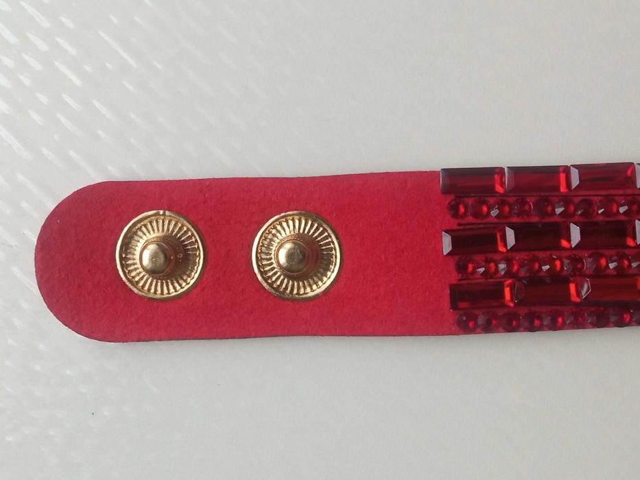 Bransoletka na pasku z kryształkami z cyrkoniami czerwona 17 18 19 cm