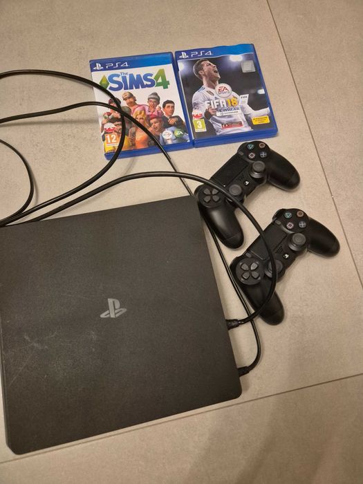 PlayStation 4 z grami 2 pady