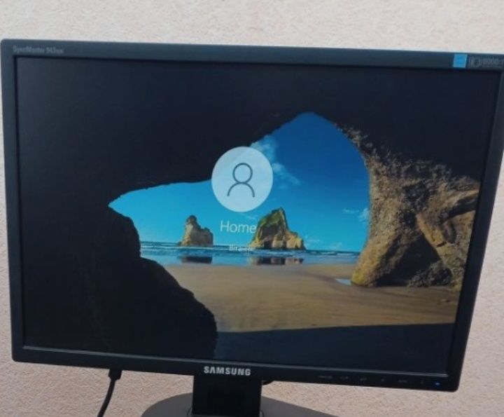 Монітор Samsung з кабелями живлення та VGA