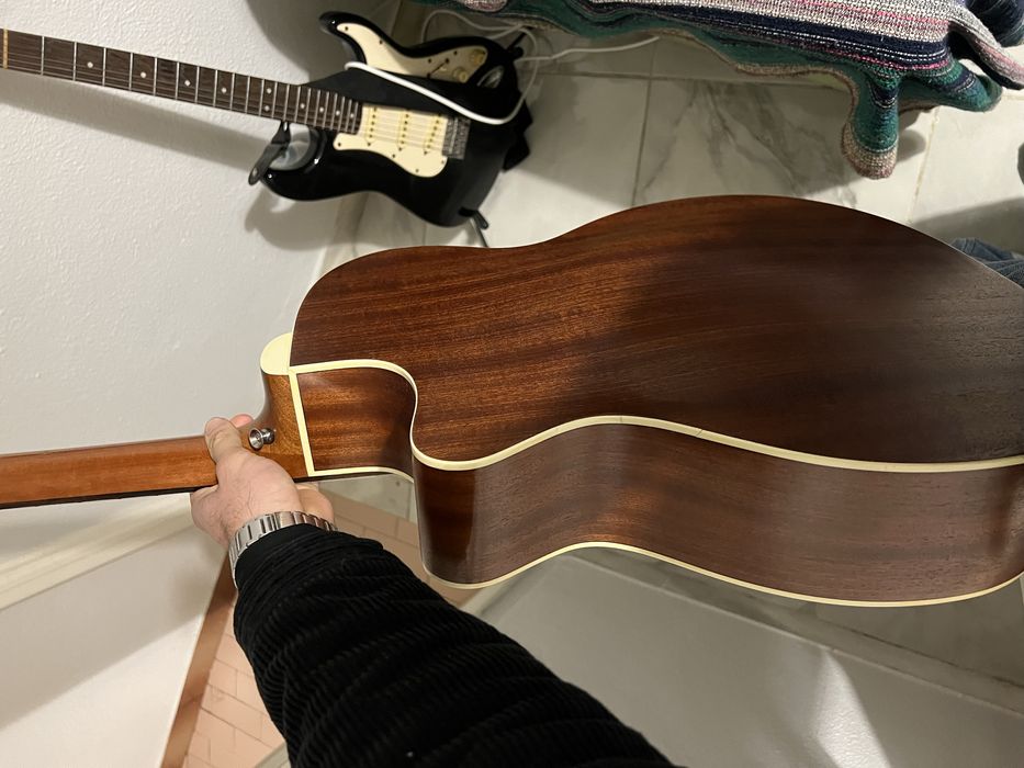 Violao guild OM 240 CE com cutaway e fundo arqueado + amplificador