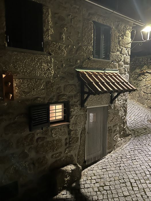 Casa de pedra e madeira toda restaurada.