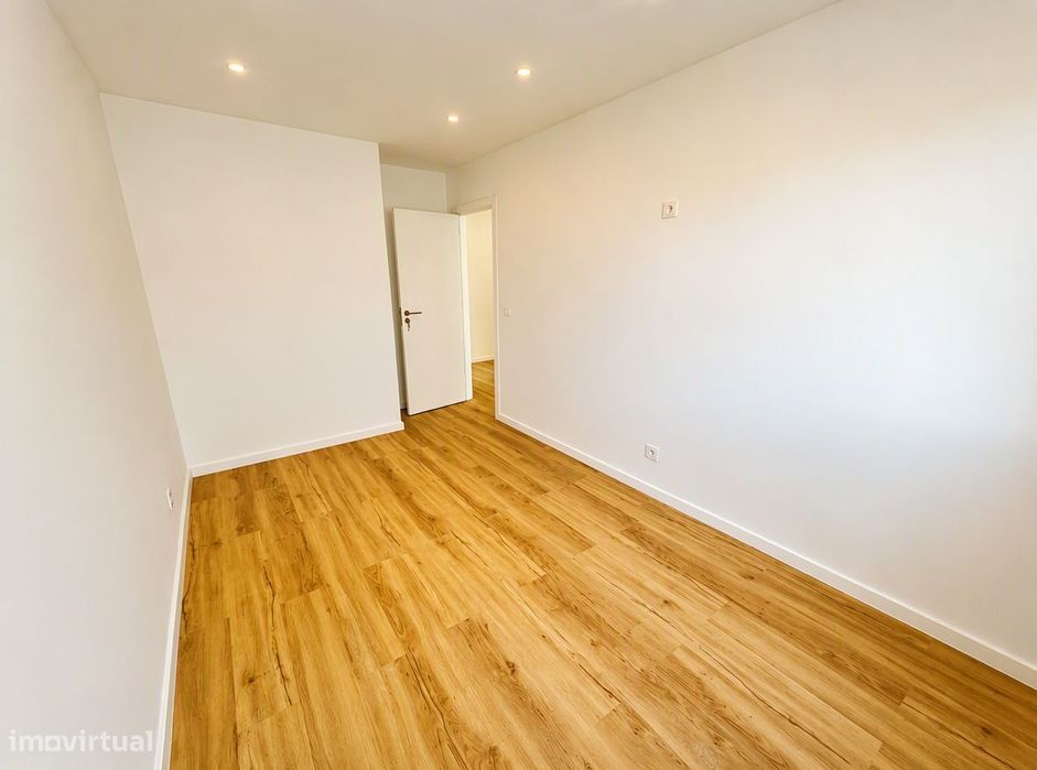 T2 Renovado na Brandoa - Excelentes Acessos