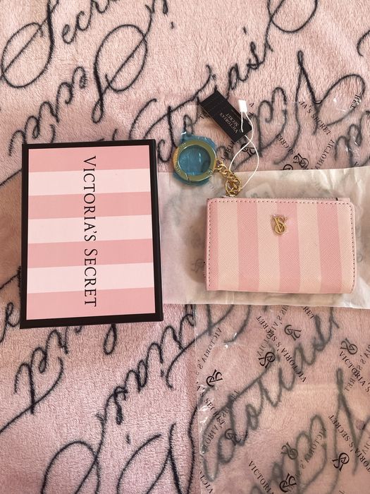 różowy portfel w paski stripe vs Victoria’s Secret