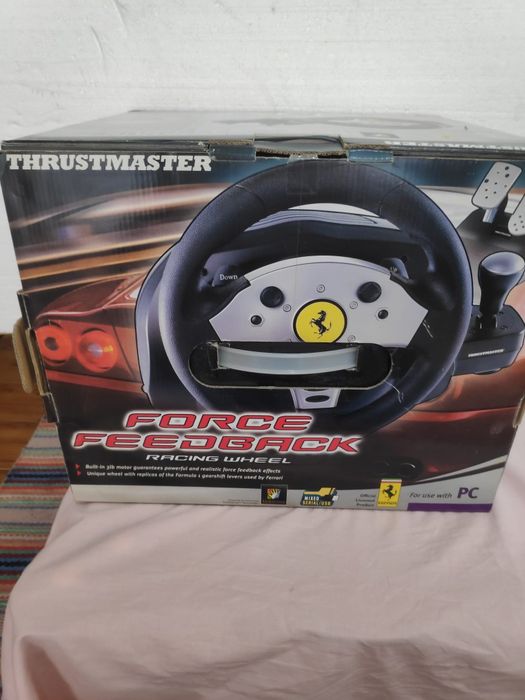 THUSTMASTER, Volante e pedais