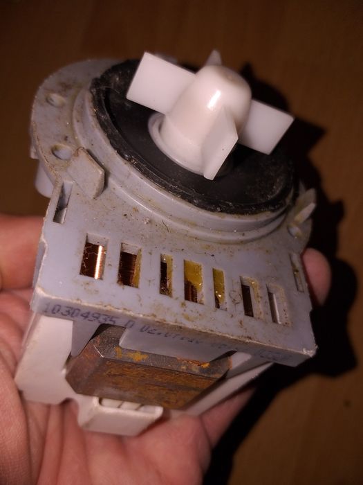 Двигатель слива воды на стиральные машинки Indesit б.у.