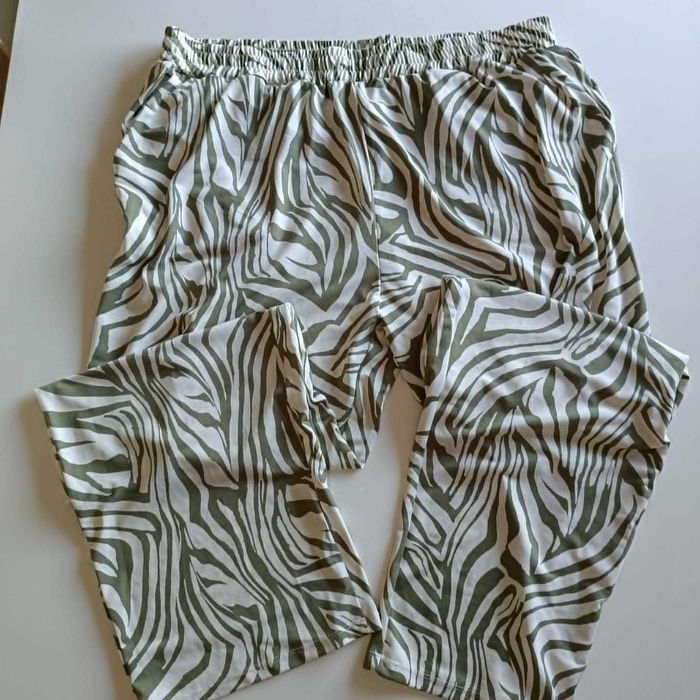 Calças em malha cor verde seco