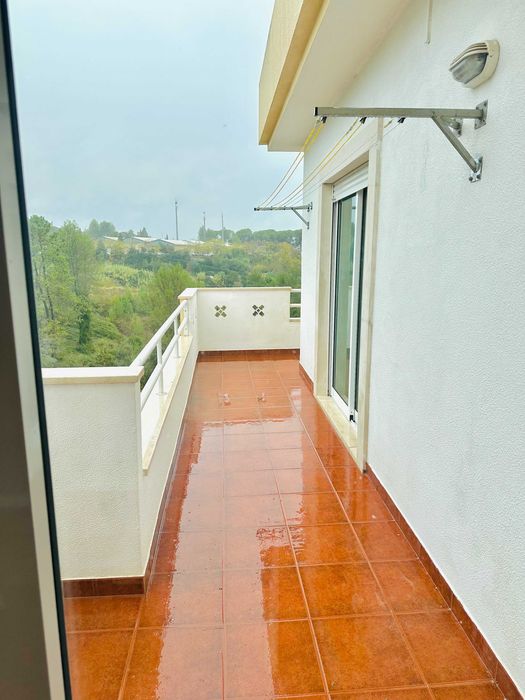 Grandes áreas/remodelado em condomínio Fechado com Garagem