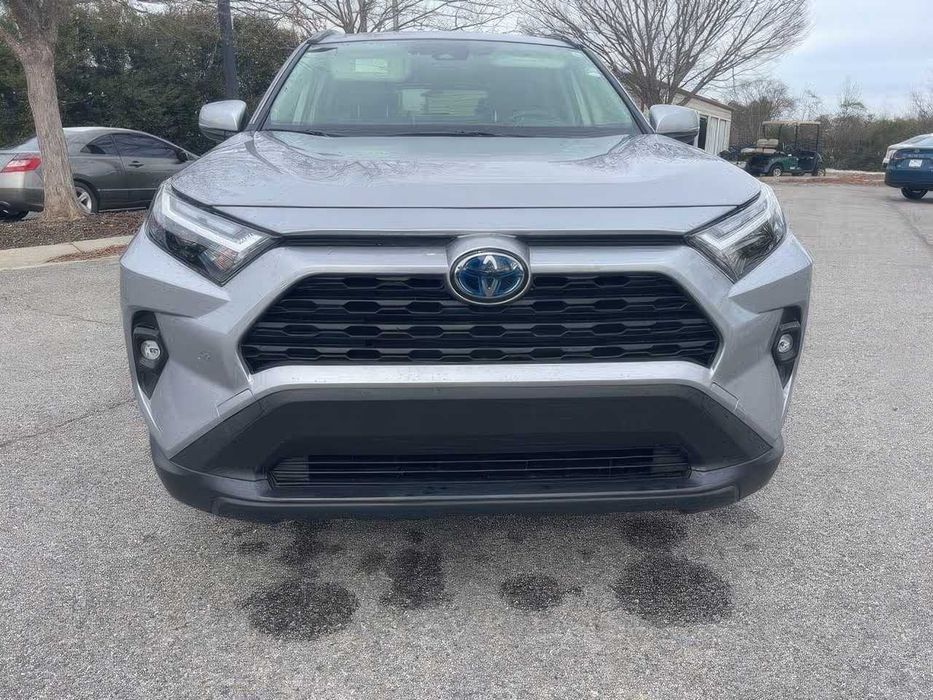 Toyota RAV4 Hybrid XLE Premium      2024