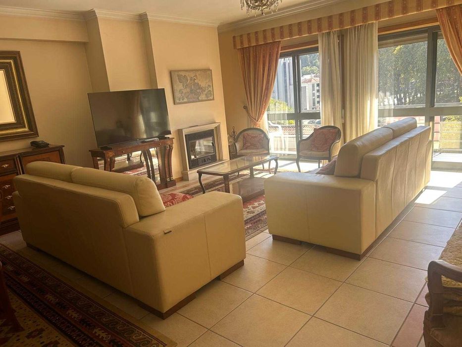 mobilia de sala de jantar e sala de estar