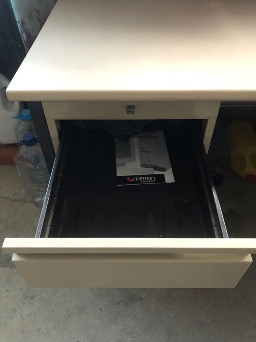 Secretária de escritório em metal