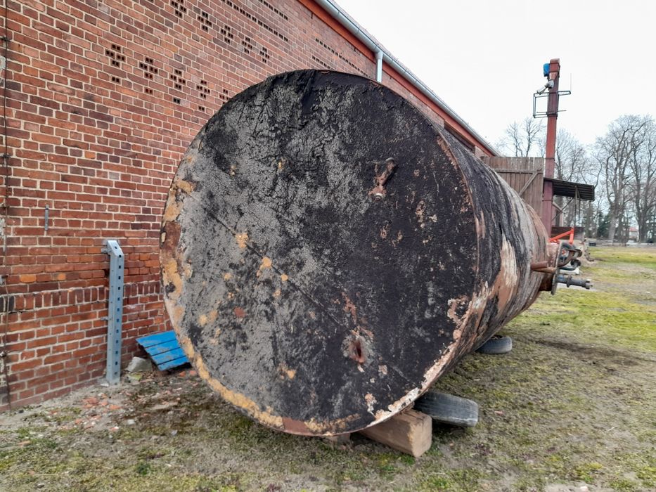 Metalowy zbiornik