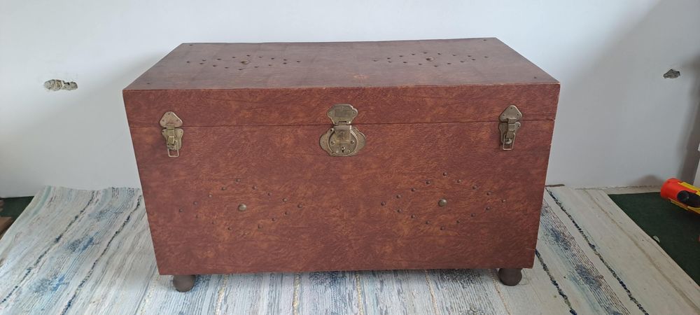 Arca antiga em madeira, revestida a napa anos 60
Com uma marca como se