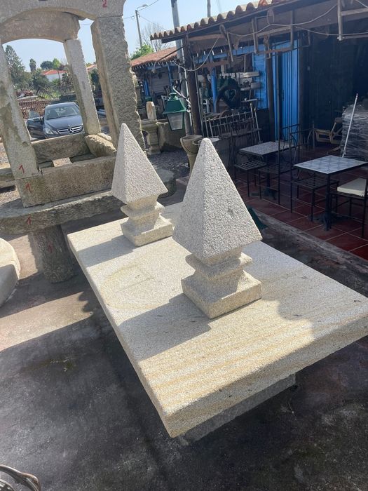 2 Pirâmides  de granito