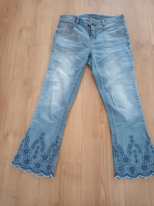 Dżinsy damskie rozmiar M, z haftem na nogawce
