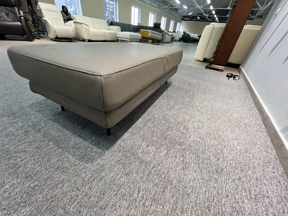 Великий шкіряний пуфік на ніжках