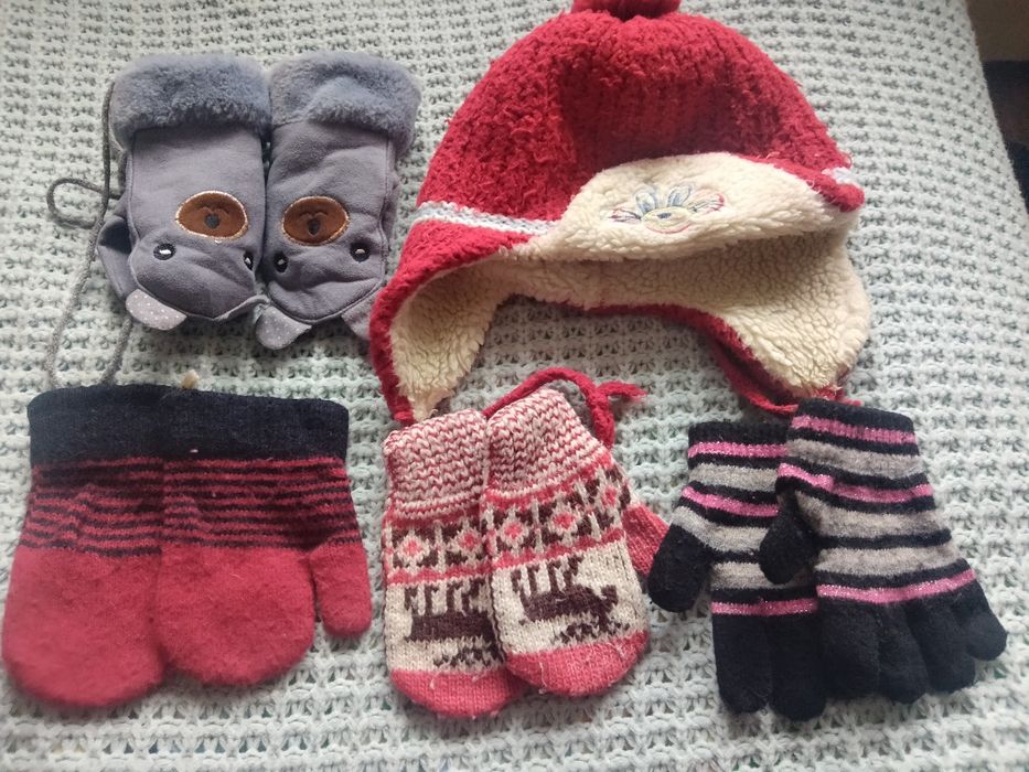 Теплі рукавички і шапочка для дівчинки