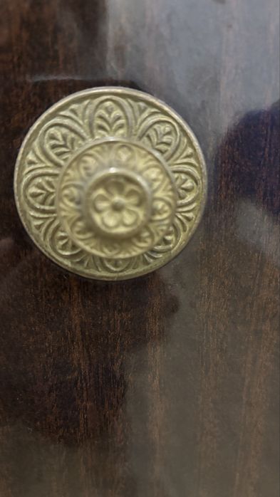 Armário em madeira e contra placado folheado