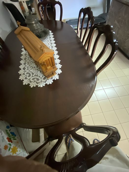 Mesa jantar oval extensível em mogno mais seis cadeiras em pele