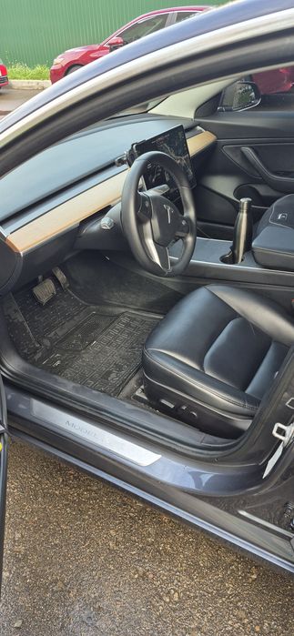 Tesla Model 3 2020 рік.