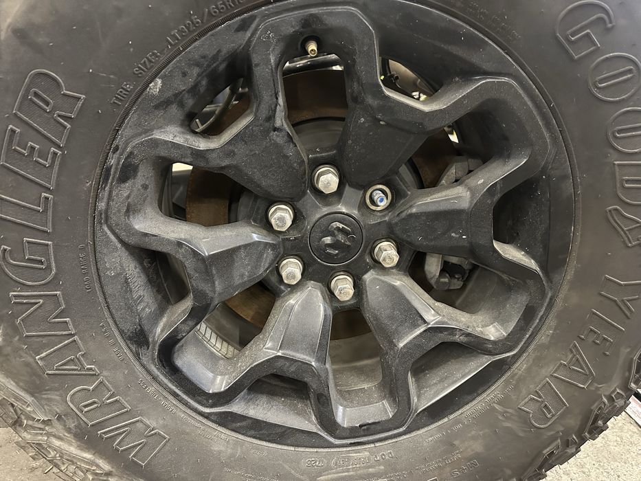 Диски с шинами 35” Dodje RAM TRX 2022 325/65R18